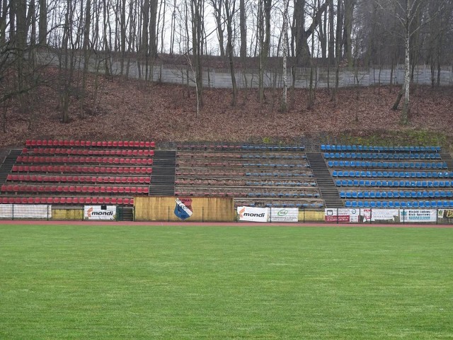 Jest szansa, że jeszcze w 2022 roku stadion miejski w Chełmnie zyska imię - Grzegorza Mielcarskiego. Zobaczcie, jak wygląda obecnie chełmiński stadion