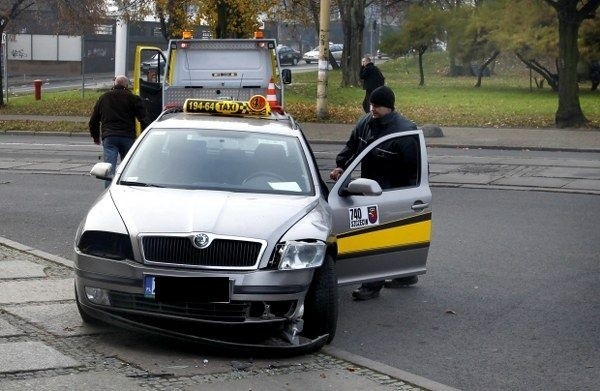 Wypadek na pl. Tobruckim. Ford zderzył się z taksówką