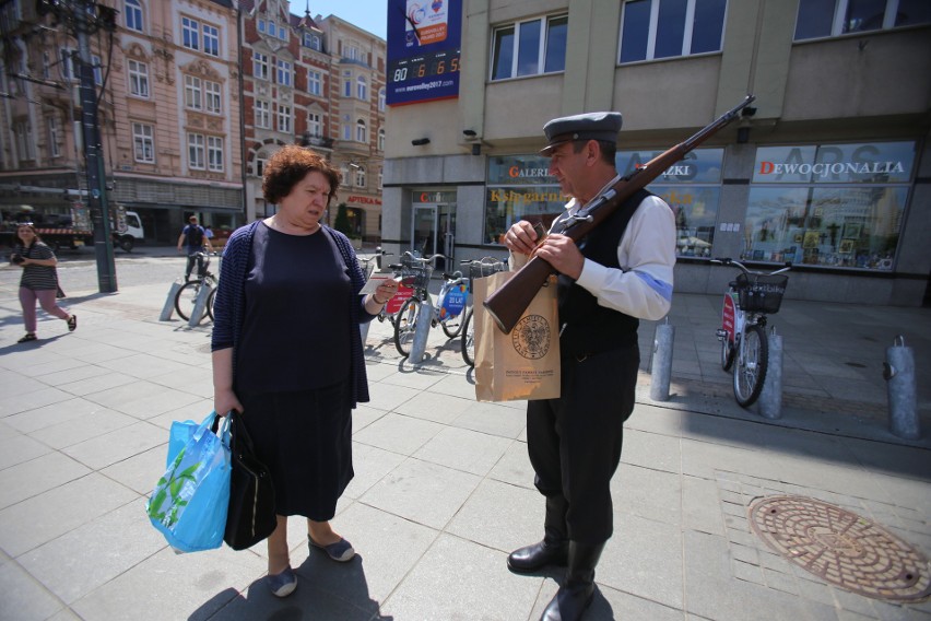 Znaczek pamiątkowy był dziś, 5 czerwca, rozdawany w Bieruniu...