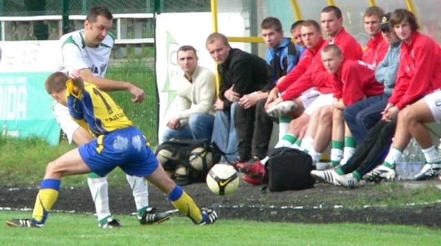 Robert Chlewicki (w białej koszulce) strzelił pierwszego gola w lidze po długiej przerwie i nastawia "celownik&#8221; na derby w Suchedniowie.