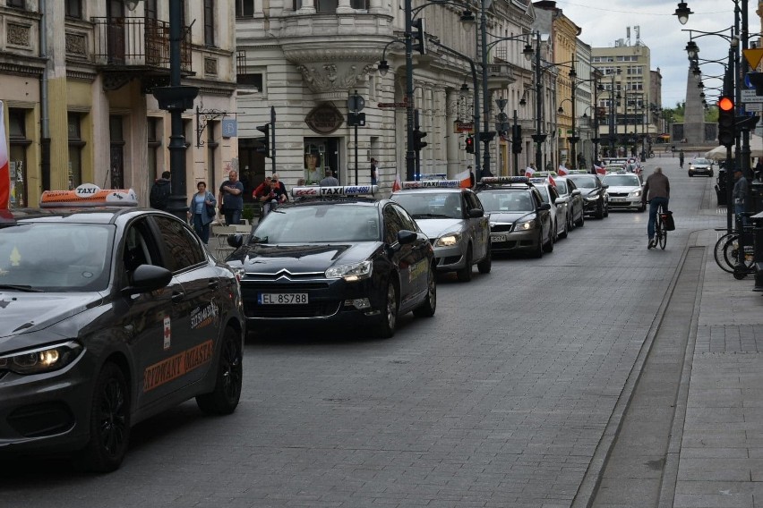 Protest taksówkarzy na ul. Piotrkowskiej. Domagają się walki z nielegalnymi przewoźnikami
