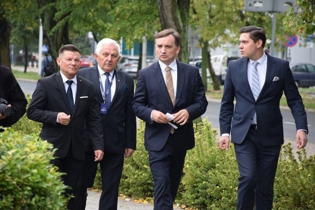 Dziś do Konina na zaproszenie Roberta Popkowskiego, przyjechał lider Solidarnej Polski, Zbigniew Ziobro. Na wspólnej konferencji w krytycznych słowach odnieśli się do polityki Niemiec dotyczącej wstrzymywania środków KPO przez Unię Europejską, czyli z Funduszu Odbudowy mającym zapewnić finansowanie dla reform i inwestycji po pandemii koronawirusa.