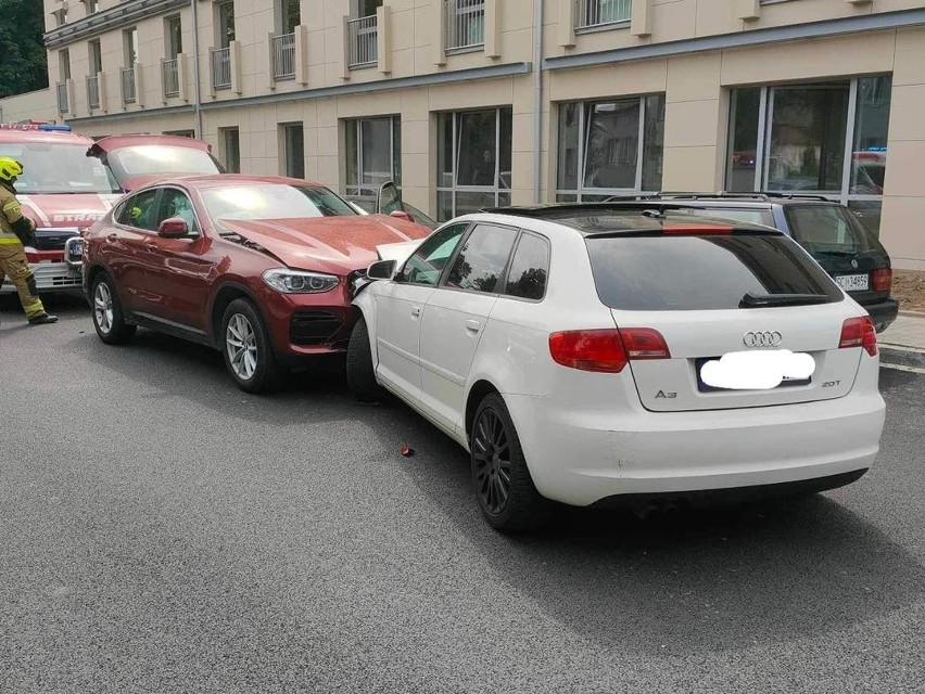 Wypadek w Krzeszowicach. Zderzenie dwóch samochodów osobowych i jedna osoba poszkodowana
