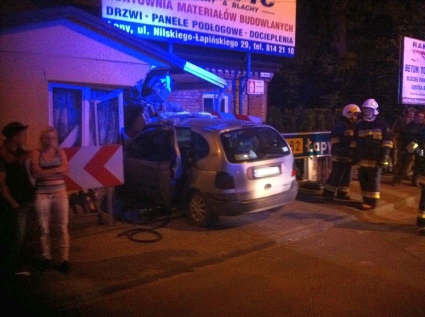 Uhowo. Renault wjechało w dom. Wypadek na ul. Kościelnej (zdjęcia)