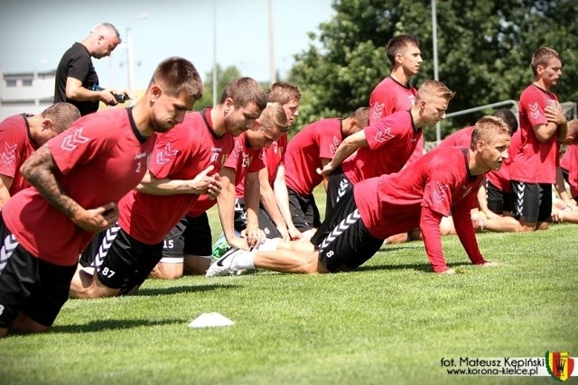 Piłkarze Korony Kielce ciężko trenują na zgrupowaniu w Wodzisławiu Śląskim. Pierwszy z lewej Kamil Sylwestrzak, obok Aleksandrs Fertovs.