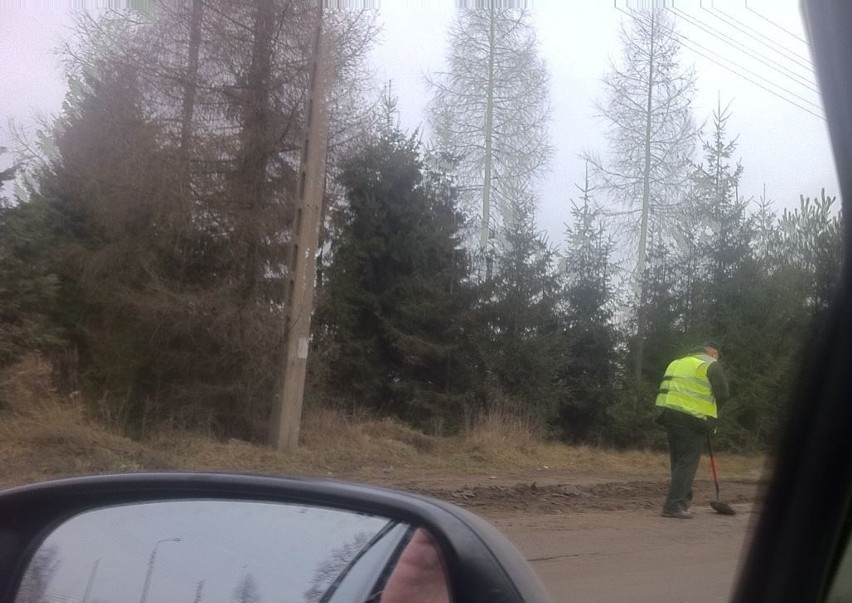 Błoto z budowy autostrady zalega na Rokicińskiej. Policja upomina budowlańców [ZDJĘCIA]