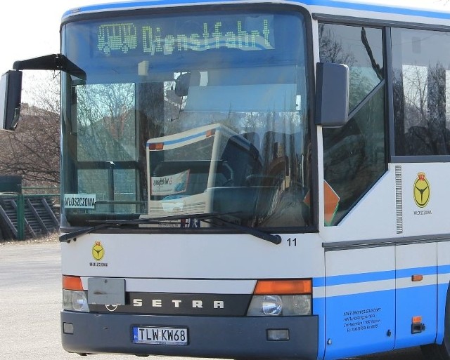 Na autokarach prywatnego przewoźnika, który założył firmę transportową PKS Włoszczowa spółka z ograniczoną odpowiedzialnością, widnieją loga identyczne, jakimi posługuje się Przedsiębiorstwo Komunikacji Samochodowej Spółka Akcyjna, co ponoć wprowadza pasażerów w błąd.