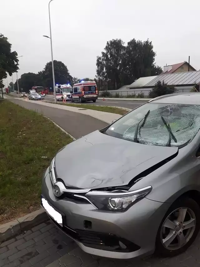 Jak udało nam się dowiedzieć, do potrącenia pieszej doszło dziś około 6 rano na ul. Legionów w Pilźnie. Służby zabezpieczyły miejsce wypadku oraz udzieliły poszkodowanej  pierwszej pomocy. Kobieta prawdopodobnie w stanie ciężkim trafiła do szpitala. Samochodem kierowała kobieta. Jak podaje policja, była trzeźwa.