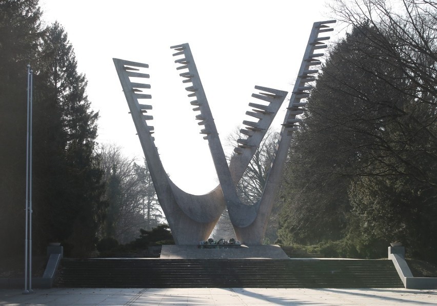 Polsko-sowieckie braterstwo broni bez uroczystości. Pomnik na Cmentarzu Centralnym nie będzie miejscem obchodów
