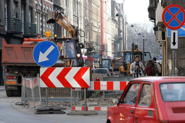 Budownictwo i roboty drogowe to branże, w których ustawianie przetargów zdarza się najczęściej. Duża konkurencja rodzi pokusę, żeby przez zmowę zapewniać sobie zlecenia, które pomogą firmom utrzymać się na rynku.  Na zmowach tracą uczciwi przedsiębiorcy, rodzą one też korupcję.