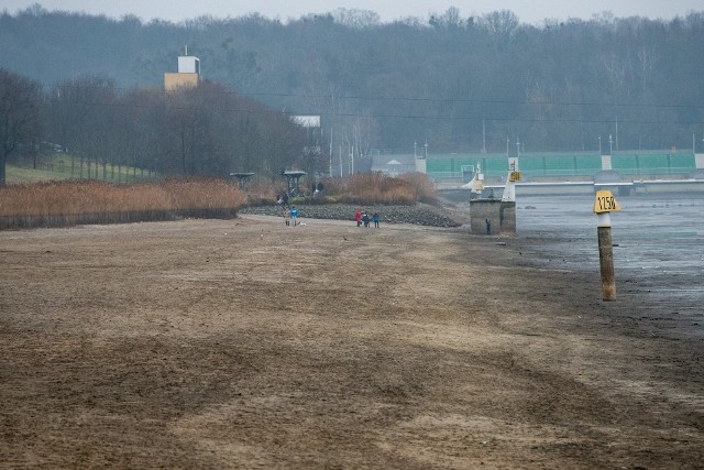 Chodzą po dnie Jeziora Maltańskiego, a nie wolno! Chęć przeżycia przygody jest silniejsza od zakazu. Trudno się dziwić, bo to nie lada gratka. Taka sytuacja zdarza się rzadko, ponieważ woda z tego akwenu spuszczana się co cztery lata. Celem tego zabiegu jest przeprowadzenie prac związanych z oczyszczeniem zbiornika.