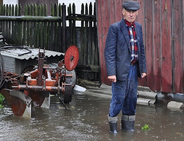 - Woda wdarła się już na całe podwórko. Zalała budynki gospodarcze, pomieszczenia, gdzie stoją krowy &#8211; mówi Józef Mucha, mieszkaniec ulicy Skaryszewskiej w Radomiu.