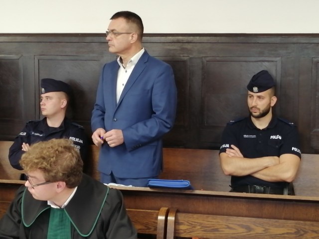 W śledztwie Grzegorz Łuczak  stwierdził też, że sprawcą napadu stulecia był jego wieloletni przyjaciel i też były policjant Adam K., który zrabowaną gotówkę miał ukryć w Borach Tucholskich. Skok stulecia – o którym sami śledczy mówili, że był majstersztykiem - polegał na tym, że fałszywy konwojent Krzysztof W. kierujący bankowozem rozwożącym pieniądze do bankomatów, nagle nim odjechał i razem z kompanami opróżnił w ustronnym miejscu. W innym procesie został za to skazany na osiem lat więzienia. Kolejni sprawcy to wspomniany były policjant Adam K. i Dariusz D., którzy usłyszeli wyroki po sześć lat oraz Marek K., którego skazano na siedem lat więzienia. Grzegorz Łuczak został wytropiony na Ukrainie przez policyjną specgrupę z Poznania – tzw. łowców cieni. Stąd jego późniejszy proces. 