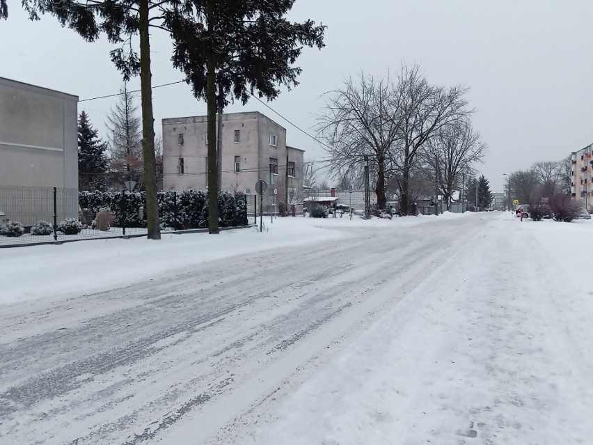 Ostrów Mazowiecka. Zima paraliżuje miasto. Pełno śniegu na ulicach i ciągle pada. Zdjęcia, 9.02.2021