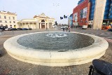 Zapchana fontanna w centrum Wrocławia. Woda zalała ulice i chodniki [FILM]