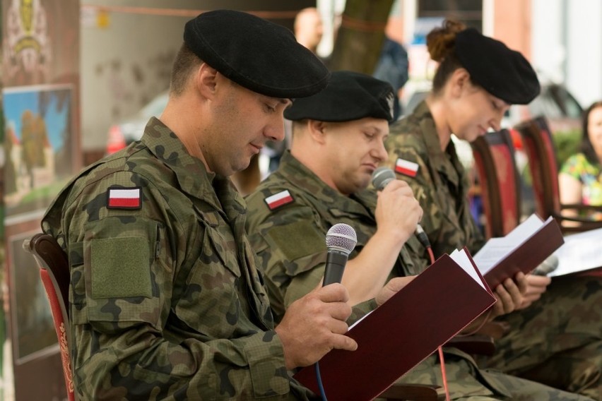 Żołnierze czytają "Quo vadis"