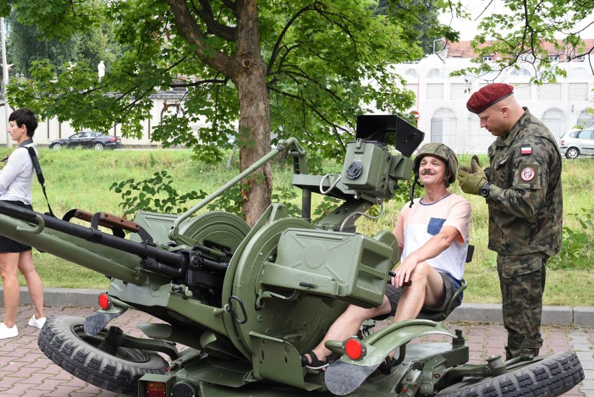 Limanowa. Mieszkańcy bawili się na wojskowym pikniku, a minister Mariusz Błaszczak podpisał umowę na budowę koszarów w Limanowej