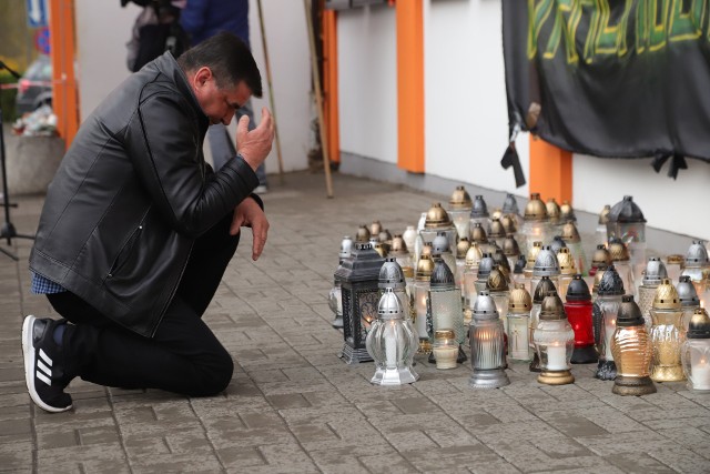 Pod kopalnią Zofiówka w Jastrzębiu-Zdroju płoną znicze Zobacz kolejne zdjęcia. Przesuwaj zdjęcia w prawo - naciśnij strzałkę lub przycisk NASTĘPNE