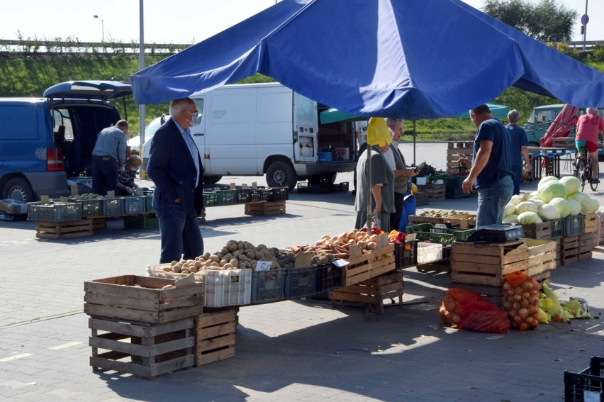 Tradycyjny wtorkowy targ w Starachowicach przyciągnął sporo...