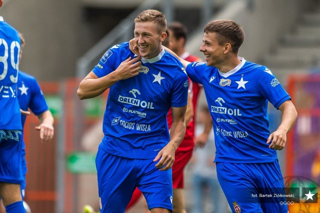 Wiślacka młodzież chce walczyć o powrót do ekstraklasy. 21-letni Mateusz Młyński (z lewej) przed chwilą strzelił gola. Gratuluje mu 18-letni Piotr Starzyński