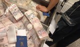 Celne trafienie skarbówki na lotnisku w Pyrzowicach. Miliony hrywien były ukryte w bagażach