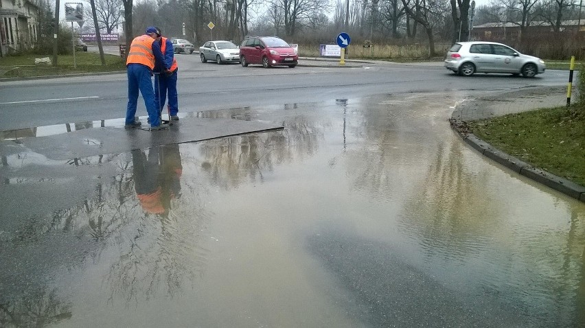 Wrocław: Awaria wodociągowa na Oporowie. Woda leje się na ulicę (FILM, ZDJĘCIA)