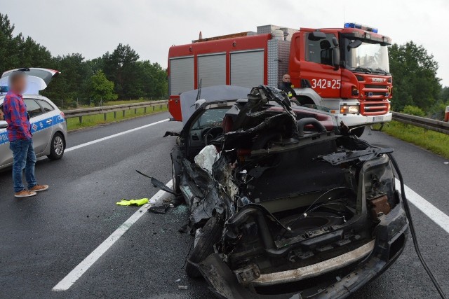 Dzisiaj (25.07) około godz. 5:30 na drodze S-10 (na wysokości 7 km tej trasy) doszło do zderzenia osobówki z samochodem ciężarowym. Ze wstępnych ustaleń policjantów z toruńskiej drogówki wynika, że kierujący osobowym renault megane 58-latek jadąc w kierunku Małej Nieszawki z nieustalonych przyczyn zjechał na przeciwny pas ruchu i bokiem pojazdu uderzył w ciężarową scanię z naczepą.Zobacz także: Do lekarza na sygnale z policją [WIDEO]NowosciTorun