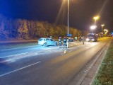 Nocny wypadek na alei Bandurskiego w Łodzi - mercedesem w skodę, audi, znak drogowy i latarnię! zdjecia