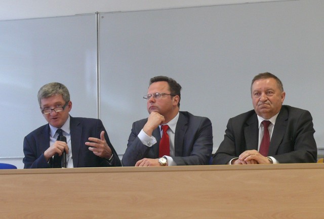 Liderzy SLD podczas spotkanie w auli WSBiP, od lewej: Jerzy Wenderlich, Andrzej Szejna, Józef Grabowski.