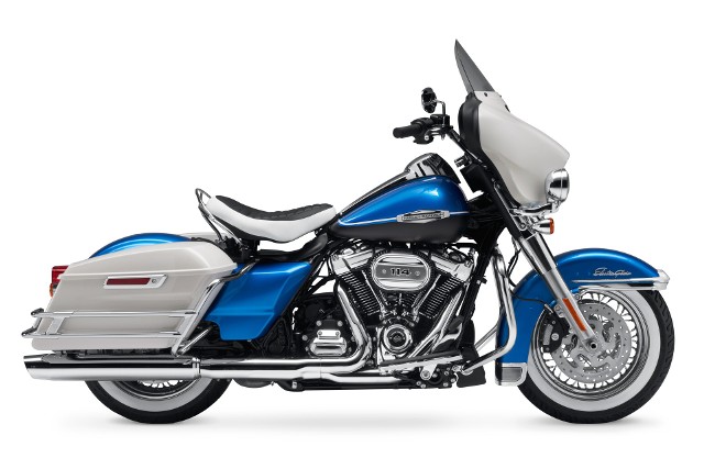 Harley Davidson Electra Glide RevivalHarley-Davidson zaprezentował pierwszą maszynę z nowej kolekcji IKONY, w ramach której każdego roku będą oferowane ściśle limitowane serie nietuzinkowych modeli motocykli zaprojektowanych z myślą o podkreśleniu tradycyjnych form i kultywujących amerykański styl, poprzez powrót do klasycznych projektów Harley-Davidson oraz sprawdzanie pomysłów, które w przyszłości będą miały wpływ na styl motocykli.Fot. Harley Davidson