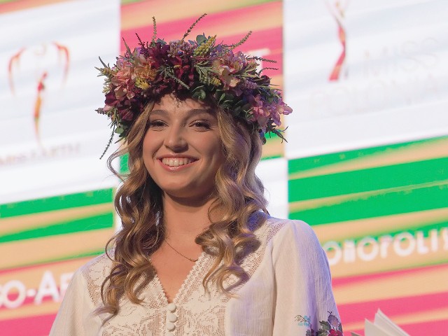 Julia Baryga będzie reprezentować Polskę podczas konkursu Miss Earth. 19-letnia łodzianka w piątek (11 listopada) wyruszyła na dwutygodniowe zgrupowanie do Dubaju. Stamtąd poleci na Filipiny, gdzie - jak co roku - odbędzie się gala finałowa konkursu o tytuł Miss Ziemi. Łodzianka zaprezentowała - dzień przed swoim wylotem - oficjalne stroje konkursowe podczas spotkania w Monopolis. To właśnie w nich będzie próbowała zachwycić międzynarodowe jury.ZOBACZ ZDJĘCIA JULII