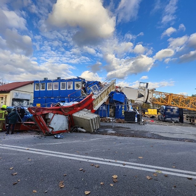 Wielki żuraw budowlany runął na plac budowy, parking i ulicę Dembowskiego w Wieliczce