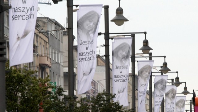 Gdynia: Róże na ul. Świętojańskiej w okolicach kolegiaty z okazji pogrzebu aktorki Anny Przybylskiej