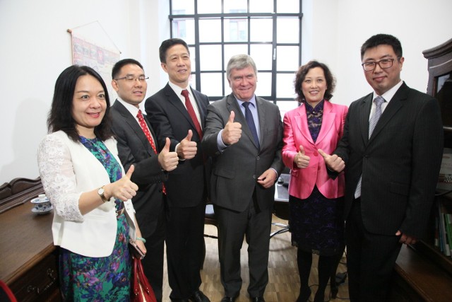 W otwarciu biura Chengdu wzięła udział delegacja z tego miasta, ambasador Chin w Polsce (3 z lewej) i marszałek Stępień