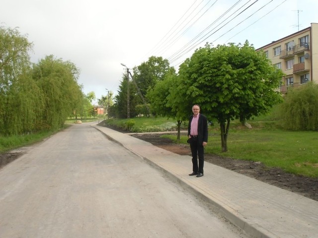 W tym roku zaplanowaliśmy roboty drogowe w kilku wsiach - mówi Jerzy Rabeszko kontrolując wykonanie chodnika w Grubnie 