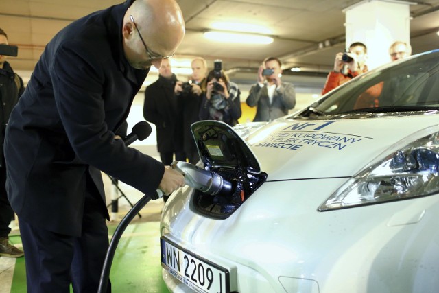 Pierwszego ładowania pojazdu elektrycznego dokonał Michał Kurtyka, wiceminister energii.