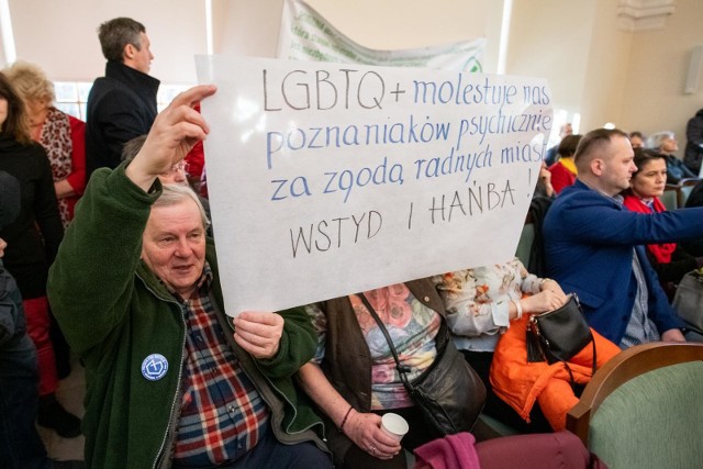 Przyjęcie Europejskiej Karty Równości Kobiet i Mężczyzn w Życiu Lokalnym w Poznaniu spotkało się z krytyką części mieszkańców.
