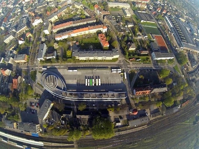 Tarnogórski dworzec autobusowy na zdjęciu lotniczym Zbigniewa Pokrywki kształtem przypomina ślimaka