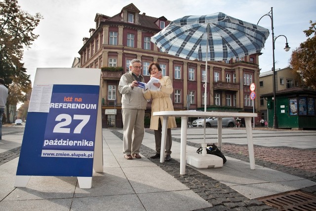 Zza specjalnych stolików działacze nawołują do głosowania w referendum. Słupszczanom wręczane są ulotki zawierające 10 powodów, dla których warto odwołać Macieja Kobylińskiego.