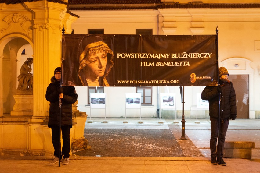 Krucjata Młodych protestowała przed Centrum Kultury. Flm „Benedetta” uważa za bluźnierczy. Pracownicy natomiast zapraszają do dyskusji