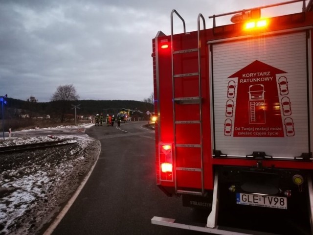 Lęborski: po wypadku samochodowym ciężko rannego mężczyznę zabrał LPR