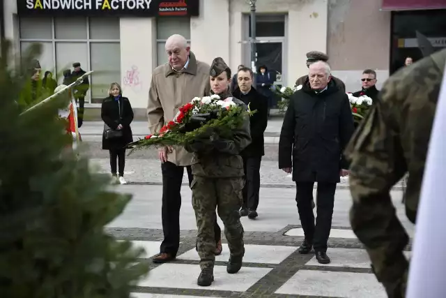 Pod pomnikiem Lecha i Marii Kaczyńskich przy ulicy Żeromskiego w Radomiu złożone zostały kwiaty.