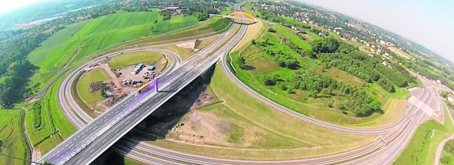 Wiadukt w Mszanie: formalnie rzecz biorąc sukces, bo w końcu po nim jeździmy. Tyle że jest symbolem porażki, czyli wielokrotnego przesuwania terminu ukończenia budowy