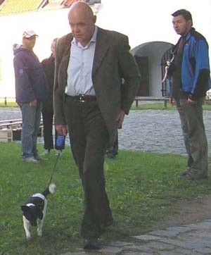 Pierwszy klaps padł w pokamedulskim klasztorze w Wigrach. Stanisław Tym przybył tam ze swoim ukochanym psem.