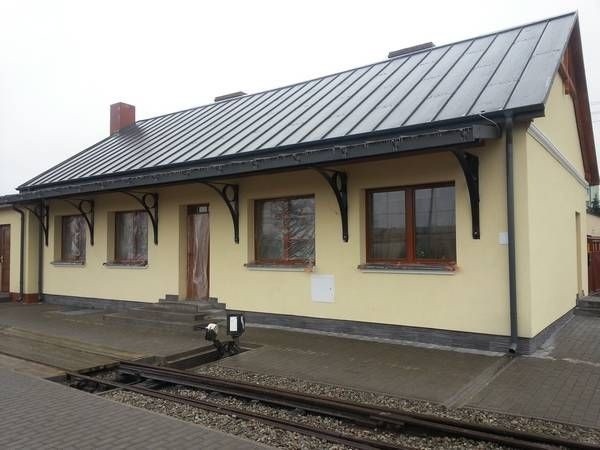 W tym roku wykonany został już remont dworca jędrzejowskiej wąskotorówki z zewnątrz oraz modernizacja peronu.