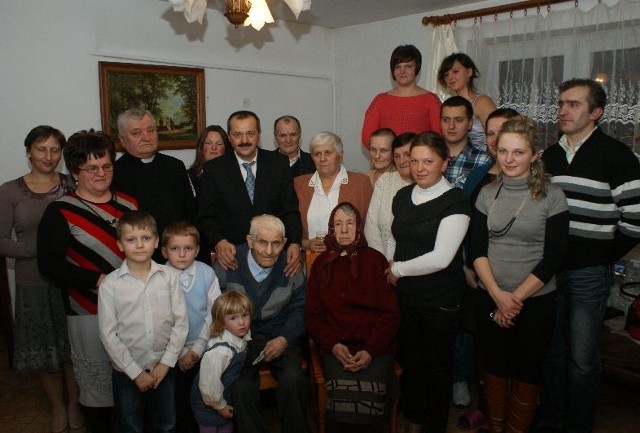 Jubilat Józef Banasik w otoczeniu rodziny.