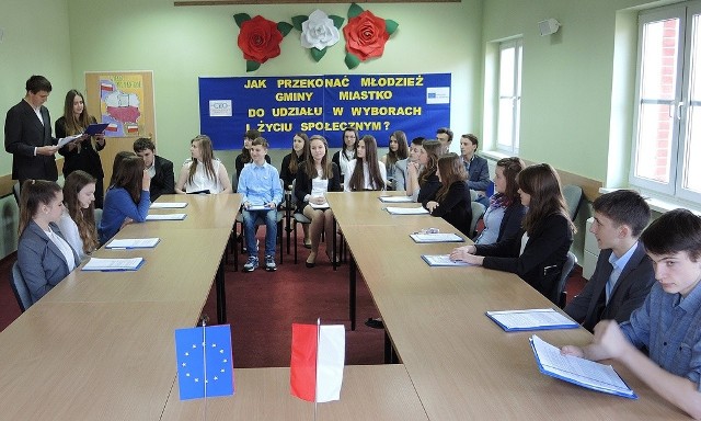 Miasteccy gimnazjaliści zorganizowali debatę, która miała pokazać, jak zachęcić młodych ludzi do udziału w wyborach i życiu społecznym.