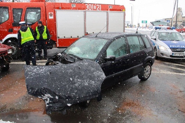 Wypadek na Oleskiej w OpoluWypadek na Oleskiej w Opolu. Policyjny samochód, na skrzyżowaniu ul. Oleskiej i Lipowej zderzył się z fordem fusion, który następnie uderzył w forda mavericka.