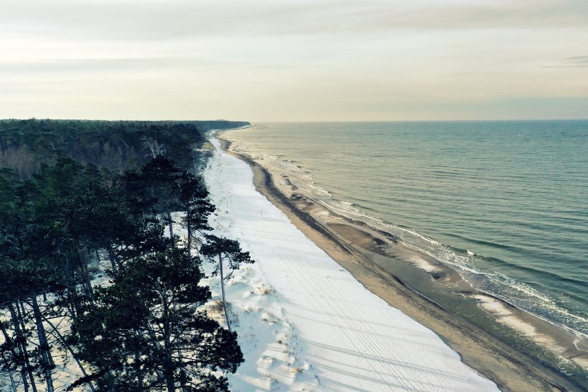 Ale widoki! Największa stuczna plaża w Europie w zimowej scenerii. Zaśnieżony Jarosławiec zachwyca! 