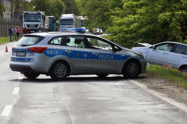 Do dachowania auta w Zielonce pod Bydgoszczą doszło w czwartek (4 kwietnia). Na miejsce udały się dwa zastępy strażaków.